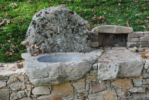 Lavabo in pietra da giardino