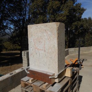 Il blocco di pietra da cui nasce la Statua del Gigante di Monti Prama