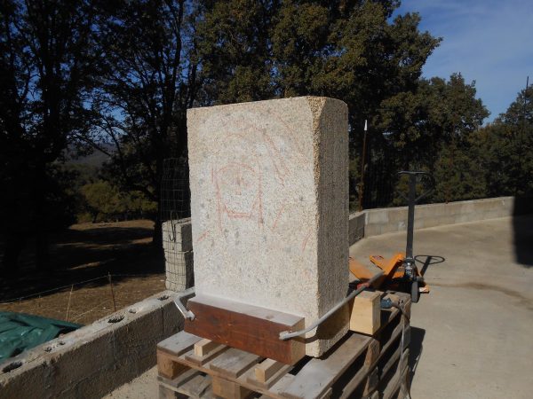 Il blocco di pietra da cui nasce la Statua del Gigante di Monti Prama