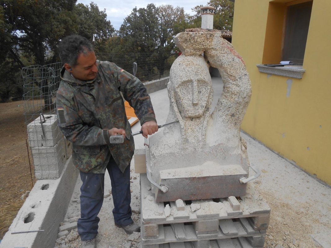 Salvatore Cadau scolpisce un Gigante di Monti Prama