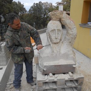 Salvatore Cadau scolpisce un Gigante di Monti Prama