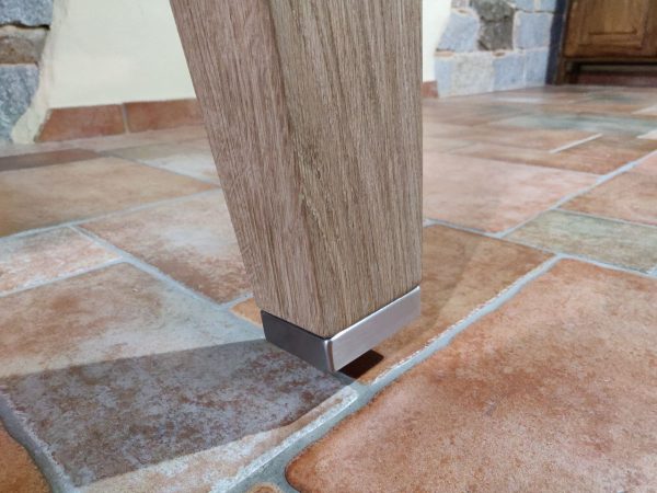 Tavolo design moderno con inserti in acciaio