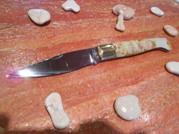 Coltello in acciaio con manico in pietra